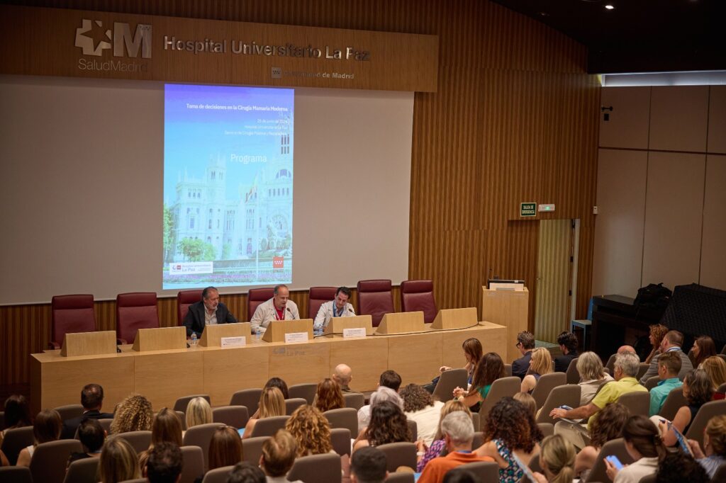 Especialistas debatiendo sobre reconstrucción mamaria en el curso organizado con la colaboración de Biocablan